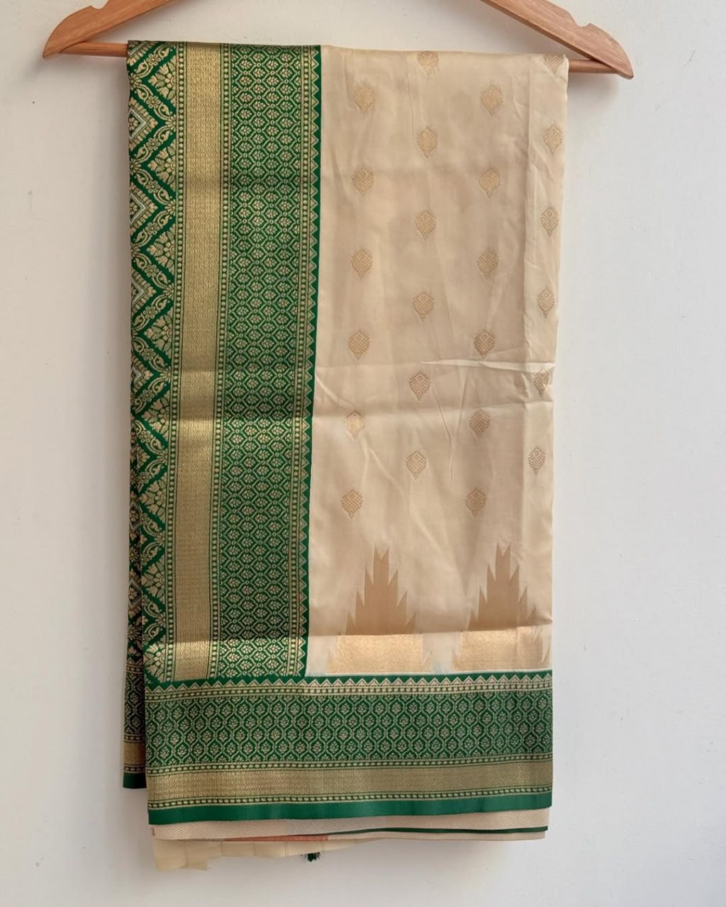 Elegance Look Banarasi Soft Silk Saree S0072